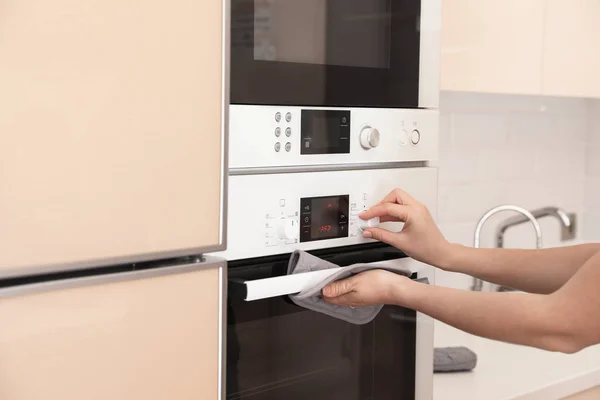 Vrouw Aanpassen Elektrische Oven Keuken Close — Stockfoto