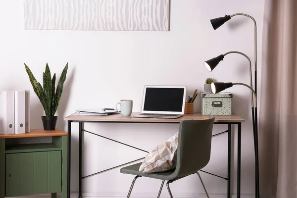 Elegante Cómodo Lugar Trabajo Con Portátil Moderno Oficina — Foto de Stock