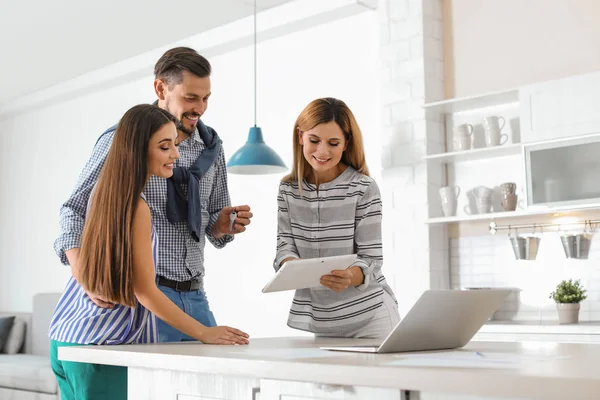 Agente Inmobiliario Femenino Trabajando Con Pareja Interiores —  Fotos de Stock