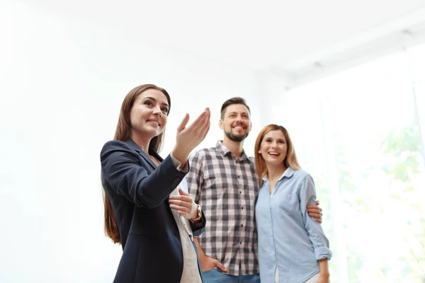 Vrouwelijke Makelaar Weergegeven Nieuw Huis Koppelen Binnenshuis — Stockfoto