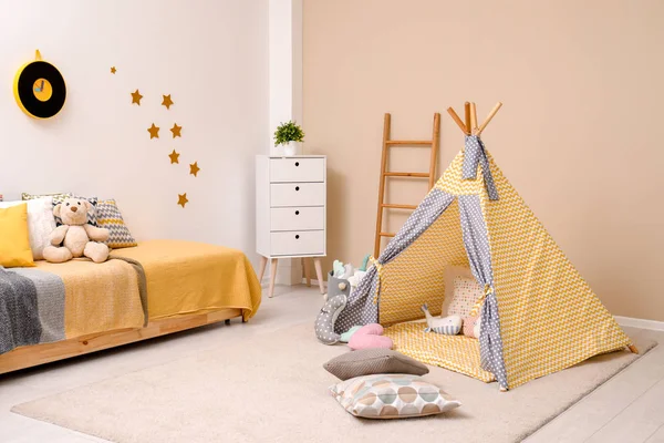 Acogedor Interior Habitación Para Niños Con Cama Tienda Juegos Elementos —  Fotos de Stock