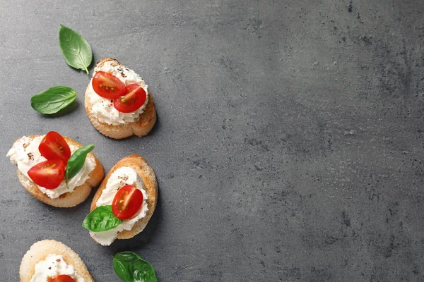 Pezzi Baguette Con Gustosa Crema Formaggio Pomodori Sulla Tavola Grigia — Foto Stock