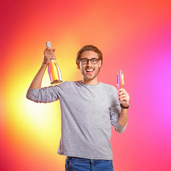 Retrato Hombre Feliz Sosteniendo Botella Copa Con Champán Sobre Fondo — Foto de Stock