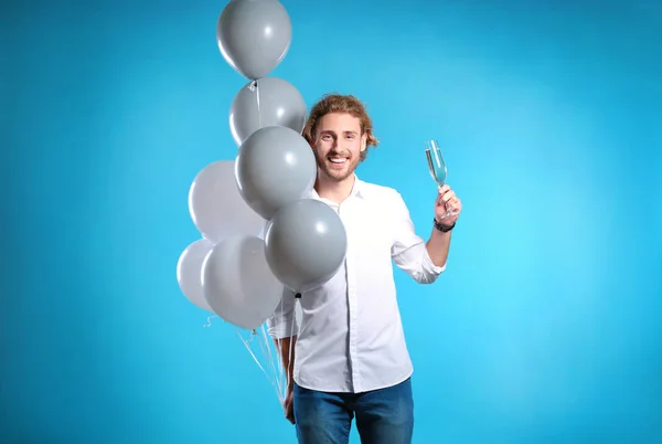 Portret Van Gelukkig Man Met Champagne Glas Partij Ballonnen Kleur — Stockfoto