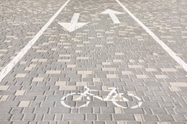 Bisiklet lane güneşli gün üzerinde işaretleme ile