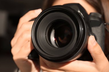 Arka plan bulanık, portre profesyonel kamera ile kadın fotoğrafçı