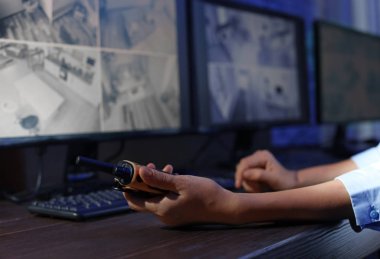Kadın güvenlik görevlisi taşınabilir vericisi closeup modern Cctv kamera kapalı, izleme
