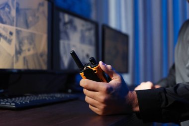 Erkek güvenlik görevlisi taşınabilir vericisi closeup modern Cctv kamera kapalı, izleme