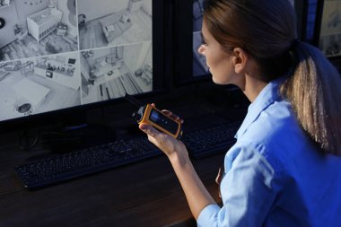 Kadın güvenlik görevlisi ile Taşınabilir verici modern Cctv kamera kapalı izleme