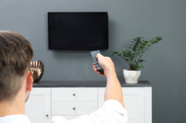 Adam Plazma Tv Uzaktan kumanda evde ile üzerinde kanallar arasında geçiş yapma