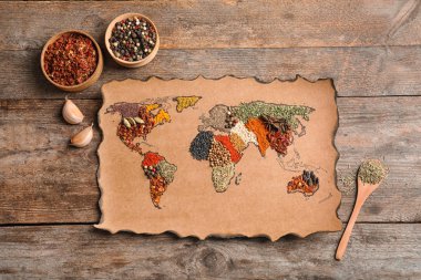 Kağıt ahşap arka plan, düz üzerinde farklı aromatik baharat yapılan Dünya Haritası ile yatıyordu