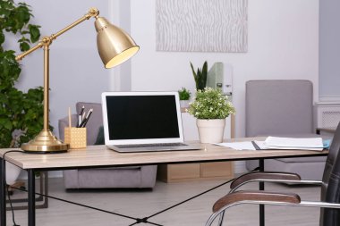 Şık ve rahat İşyeri Ofis modern dizüstü bilgisayar ile