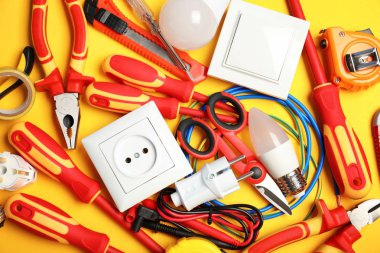 Elektrikçi araçlar üzerinde renk arka plan, üstten görünüm