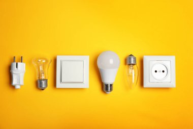 Renk arka plan üzerinde elektrik teknisyen ekipmanları ile düz yatıyordu kompozisyon