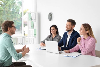 İnsan kaynakları başvuru Office ile iletken iş görüşmesi komisyon