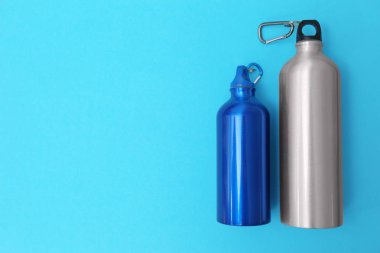 Renk arka plan, üstten görünüm üzerinde metin alanı olan spor şişeler