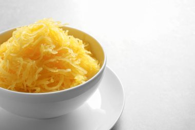 Gri arka plan üzerinde pişmiş spagetti squash ile top. Metin için yer