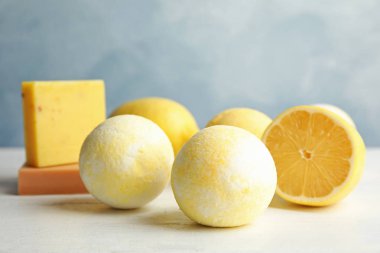Banyo bomba ve limon beyaz masada