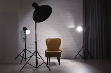 İç modern photo Studio profesyonel aydınlatma donanımları ve koltuk