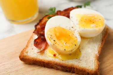 Yumuşak haşlanmış yumurta ve pastırma ahşap masa, closeup ile tost
