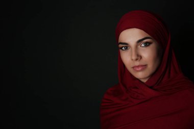 Hijab koyu arka plan üzerinde Müslüman kadın portresi. Metin için yer