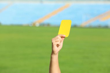 Sarı kart Stadyumu'nda, closeup gösterilen futbol hakemi