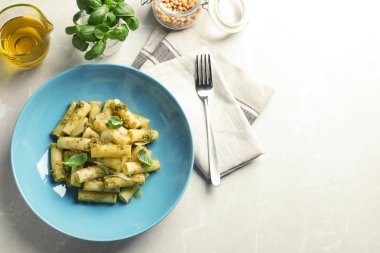 Plaka ile düz yatıyordu bileşimi lezzetli fesleğen pesto makarna ve metin gri tablo için yer