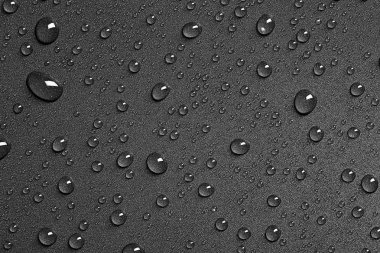 Su damlaları siyah arka plan, üstten görünüm