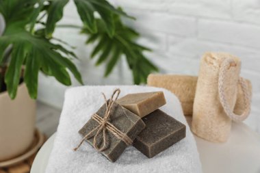 El yapımı sabun Barlar arka plan bulanık karşı beyaz havlu üzerinde