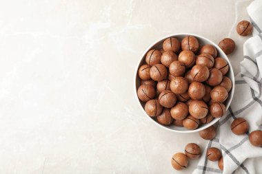 Organik Macadamia fındık ve açık renkli, üstten görünüm üzerinde metin için yer ile kase