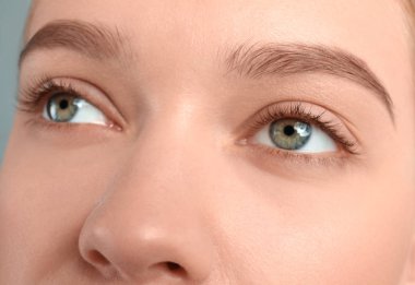 Güzel doğal kirpik, closeup olan kadın