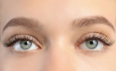 Güzel uzun kirpiklerini, closeup olan kadın. Uzantısı yordamı