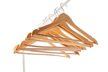 Dolap raf ahşap askı üzerinde beyaz izole ile