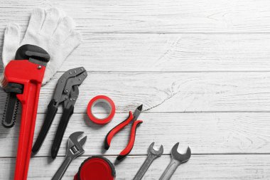 Tesisatçı 's araçları ve ahşap arka plan üzerinde metin için yer düz yatıyordu kompozisyonu
