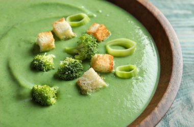 Brokoli yemek, closeup croutons taze sebze detoks çorbası yapılır