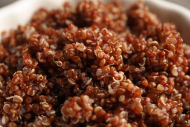 Kase, closeup görünümü kırmızı quinoa pişmiş