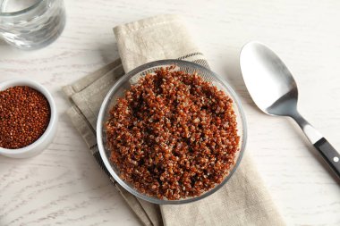 Tablo, üstten görünüm ıslak zeminde de kırmızı quinoa pişmiş