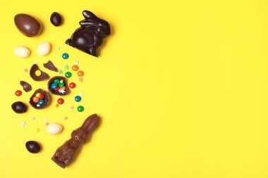 Çikolata Paskalya yumurtaları ve renk arka plan üzerinde metin için yer düz yatıyordu kompozisyonu