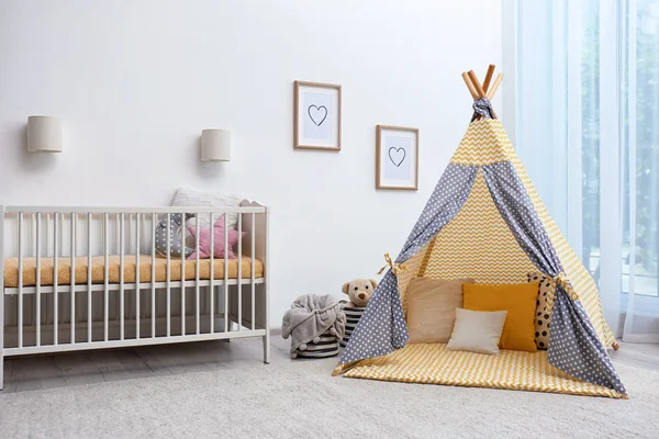 舒适的婴儿房 里面有游戏帐篷和玩具 — 图库照片