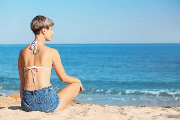 Młoda Kobieta Siedzi Plaży Miejsca Tekst — Zdjęcie stockowe