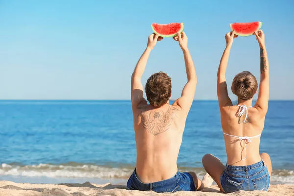 Pareja Joven Con Rodajas Sandía Playa Espacio Para Texto — Foto de Stock