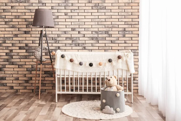 Stilvolles Babyzimmer Interieur Mit Komfortablem Kinderbett — Stockfoto