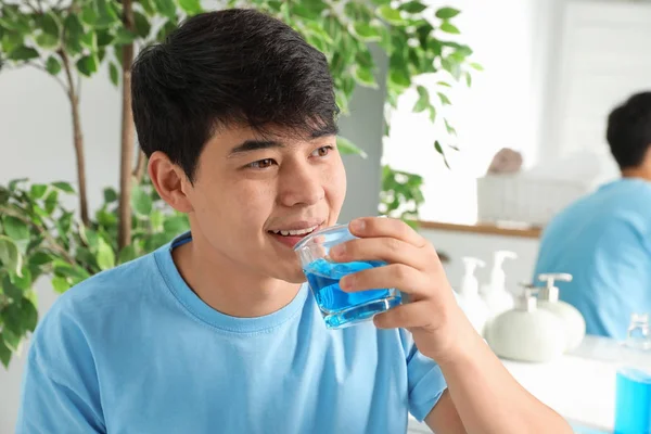 Hombre Enjuagando Boca Con Enjuague Bucal Baño Cuidado Los Dientes — Foto de Stock