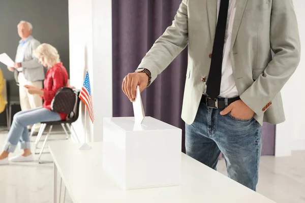 Man Putting Ballot Paper Box Polling Station — Stock Photo, Image