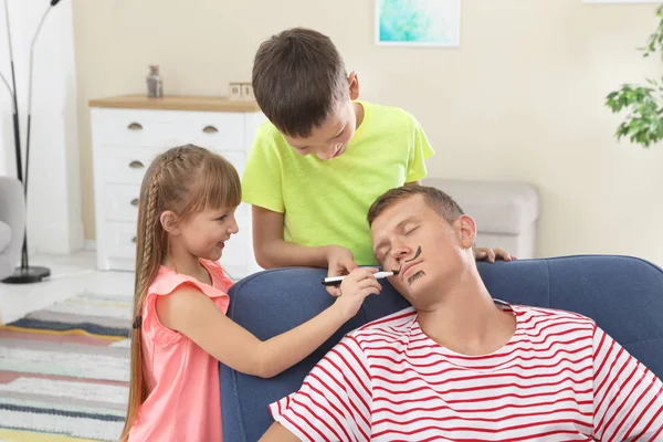 Crianças Pintando Rosto Seu Pai Enquanto Ele Dorme Dia Tolo — Fotografia de Stock