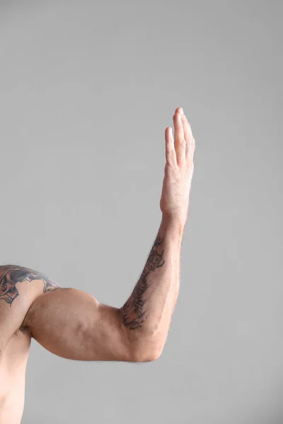 Hombre Tatuado Sobre Fondo Gris Primer Plano Del Brazo —  Fotos de Stock