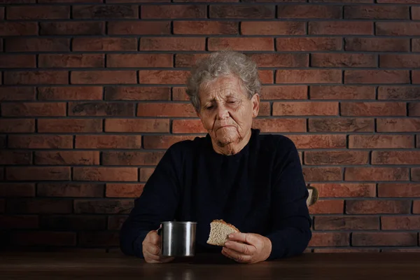 Pauvre Femme Âgée Avec Morceau Pain Une Tasse Métal Table — Photo