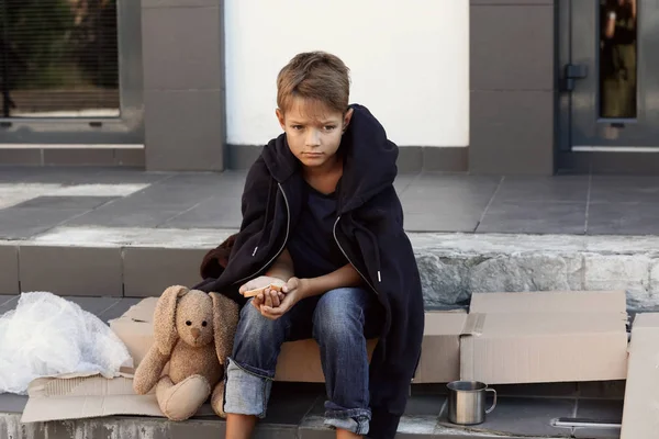 街の通りにパンと貧しい少年 — ストック写真