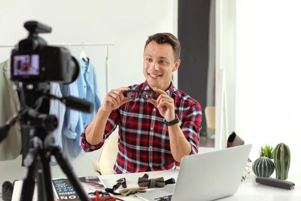 Blogger Moda Con Gafas Grabando Vídeo Cámara Casa — Foto de Stock