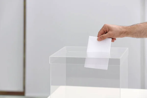 Hombre Poniendo Voto Urnas Centro Votación Primer Plano Espacio Para — Foto de Stock